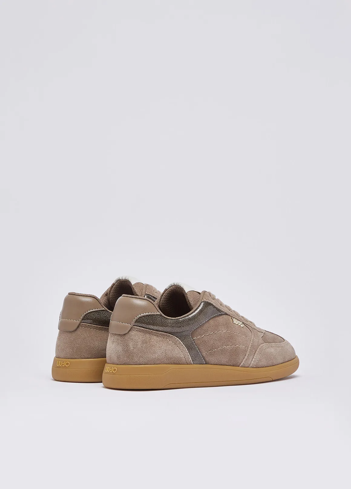 Sneakers in suede