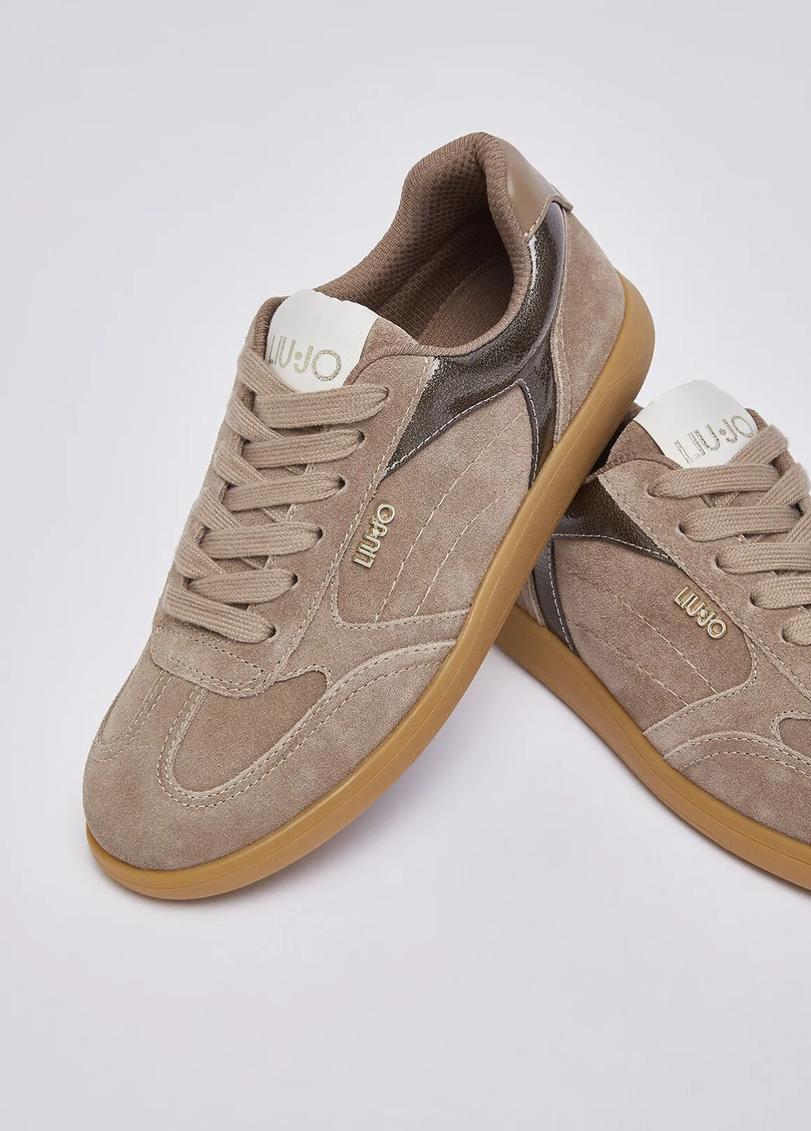 Sneakers in suede
