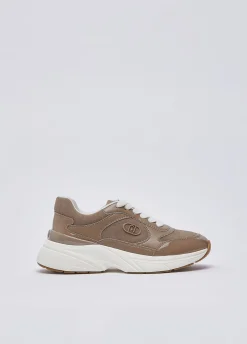 Sneakers in suede