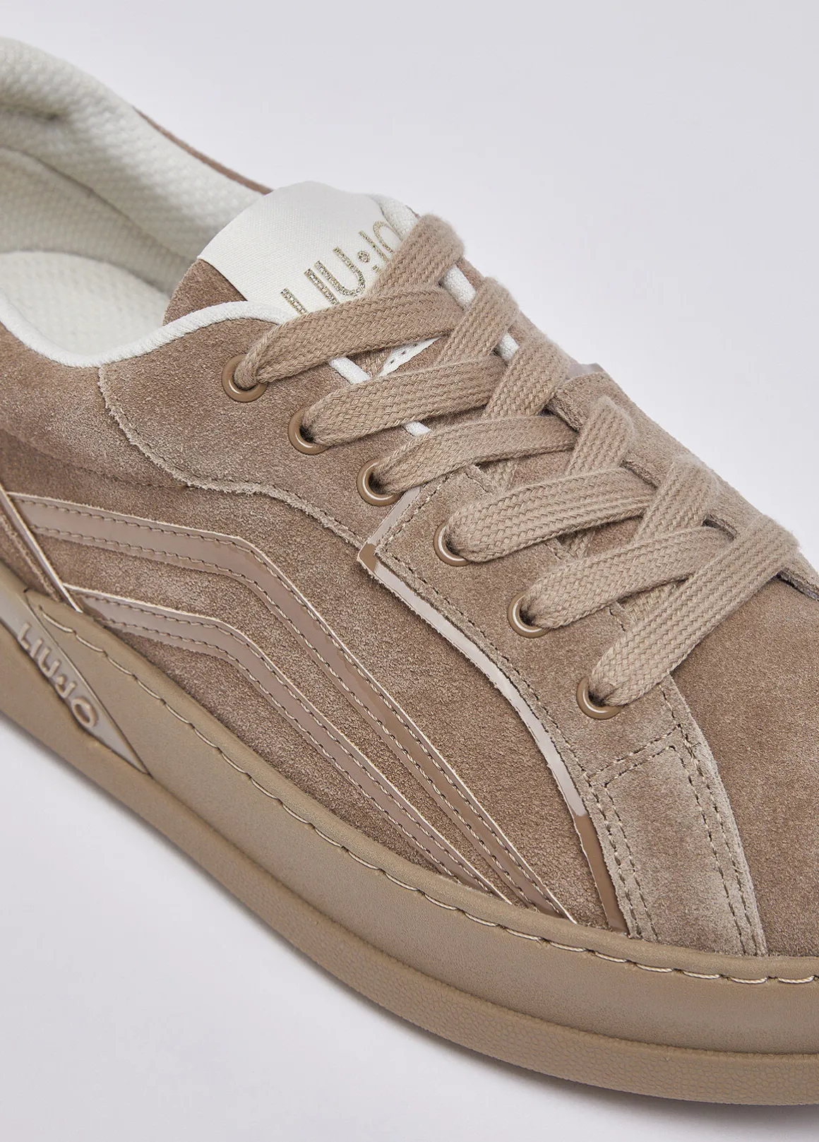 Sneakers in suede