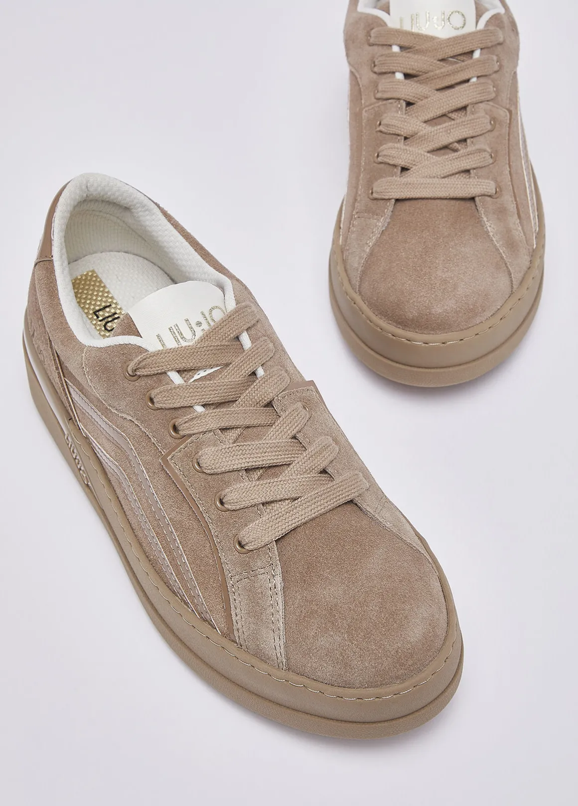 Sneakers in suede