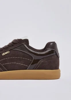 Sneakers in suede