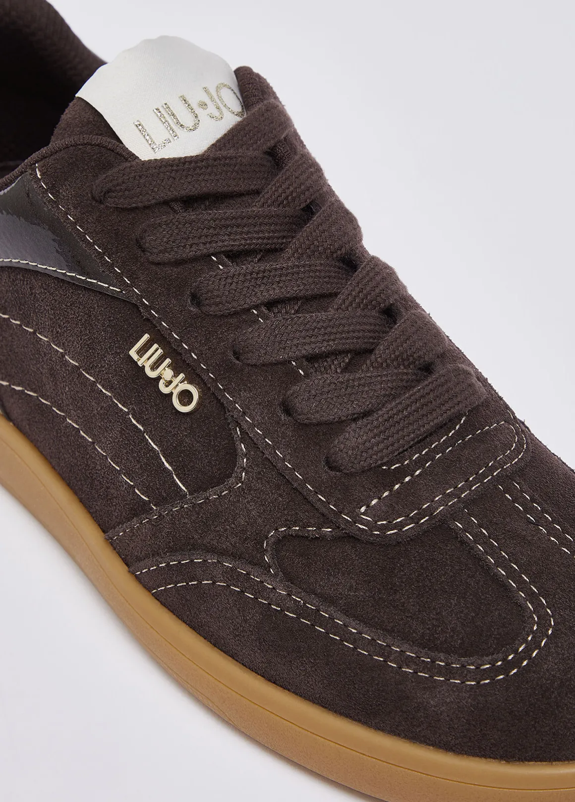 Sneakers in suede