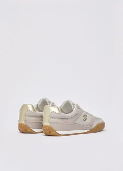 Sneakers in suede