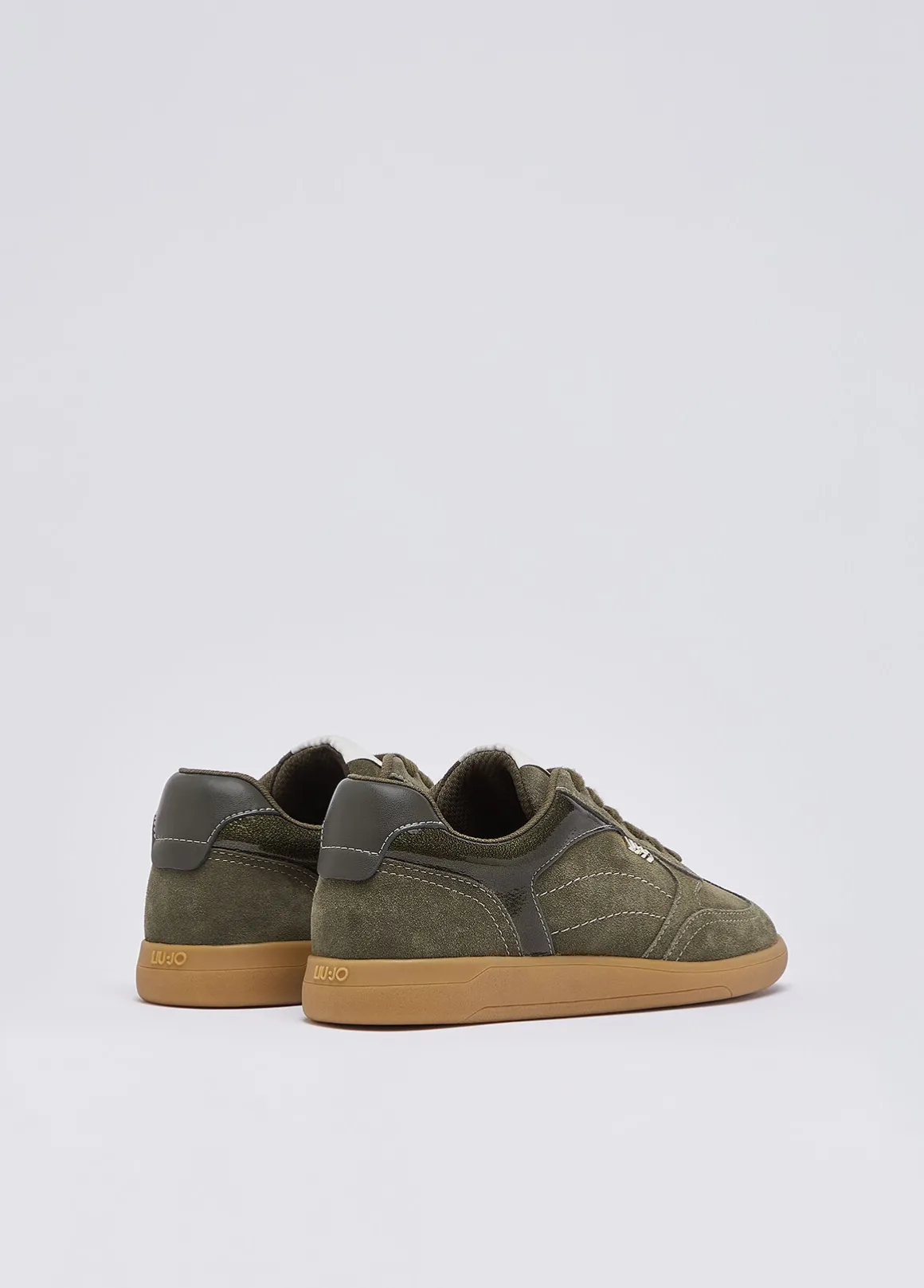 Sneakers in suede