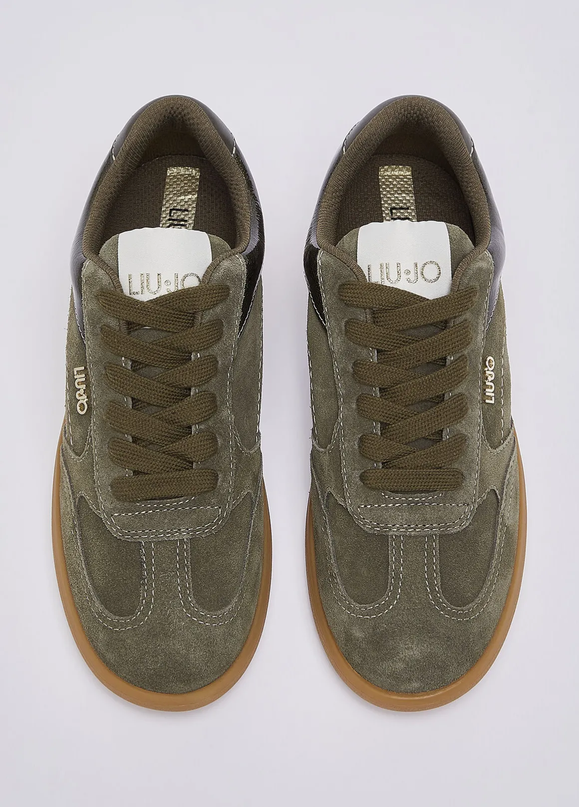 Sneakers in suede