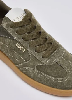 Sneakers in suede