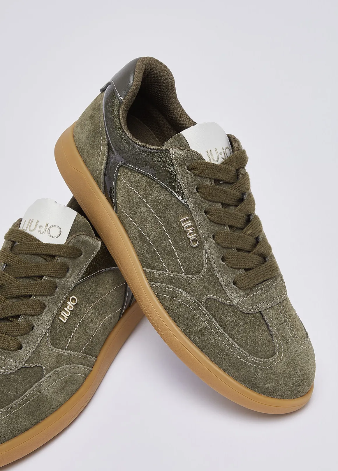 Sneakers in suede