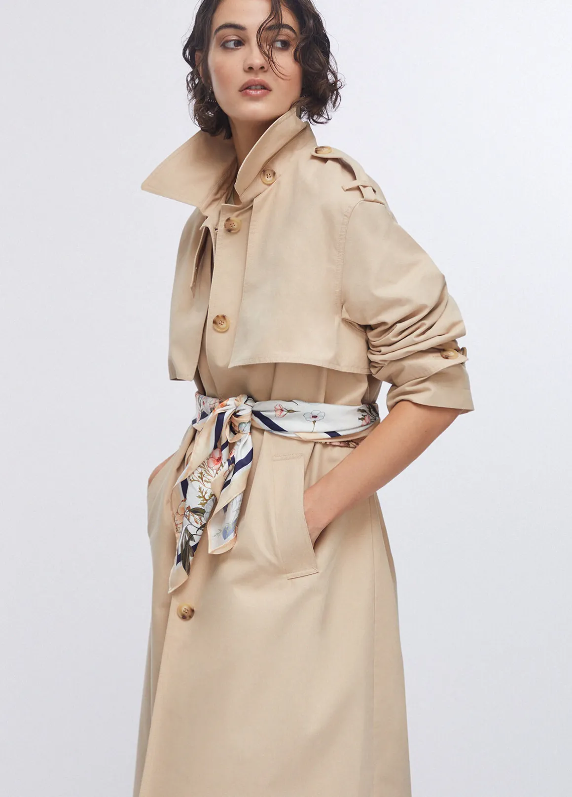 Trench lungo con foulard