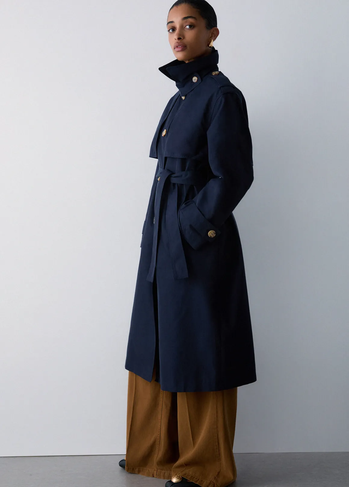 Trench lungo con foulard