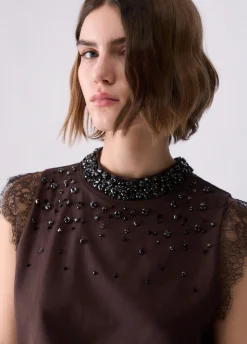 T-shirt con pizzo e strass