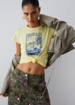 T-shirt con stampa e applicazioni