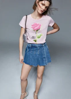 T-shirt con stampa e applicazioni