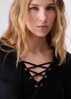 T-shirt con stringhe