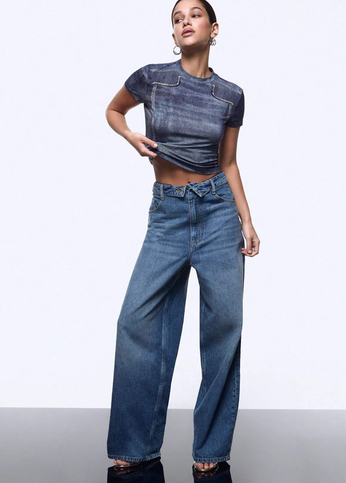 T-shirt cropped effetto denim